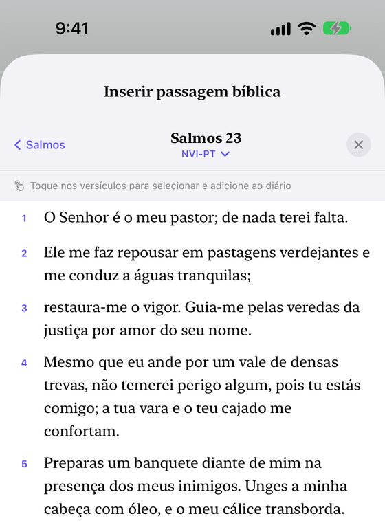 Salmos 23 (NVI-PT) aberto na Bíblia do app, versículo por versículo, com uma dica para tocar nos versículos e adicioná-los ao diário.