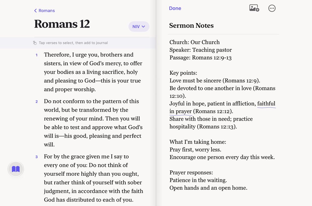 Die iPhone Duo-uitleg oop soos ’n boek, met Engelse teks: Romeine 12 (NIV) op die linkerbladsy en preeknotas (“Sermon Notes”) op die regterbladsy.